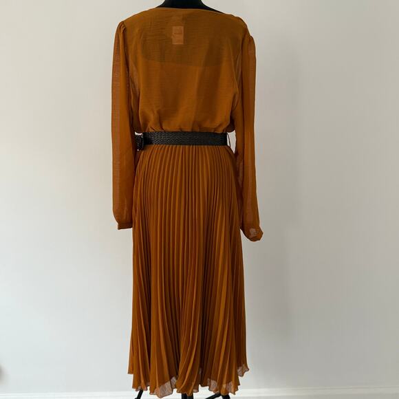 NWT City Chic 'Precious Pleat Dress' in Caramel V Neck Pullover Plus Size 14/16 - Picture 3 of 12